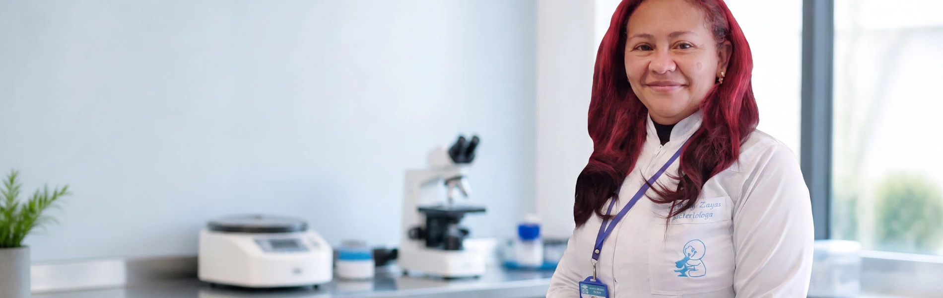 Dra. Ruby Zayas, bacterióloga, en su laboratorio clínico en Bogotá